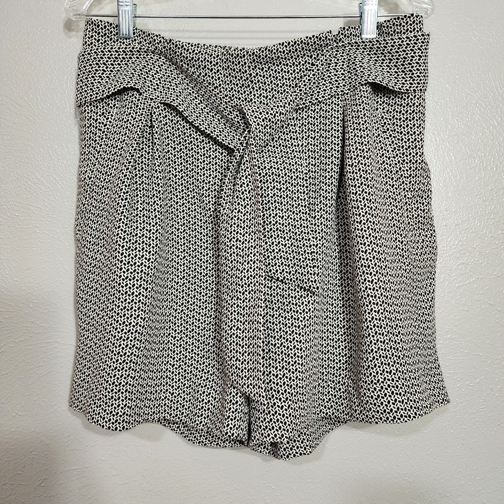 H&M Women's‎ Shorts Size 8 Black White Tie Front Pleated High Waist Lightweight